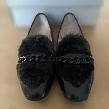 퍼와 체인 장식의 블랙 로퍼