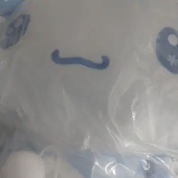 파란 얼굴의 봉제 인형