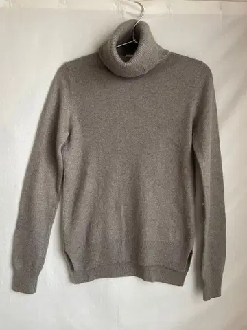 유니클로 이네스 캐시미어 터틀넥 스웨터