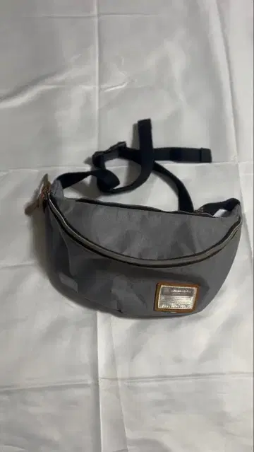 그레이 바디백 메쉬 포켓 부착