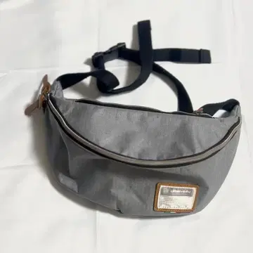 그레이 바디백 메쉬 포켓 부착