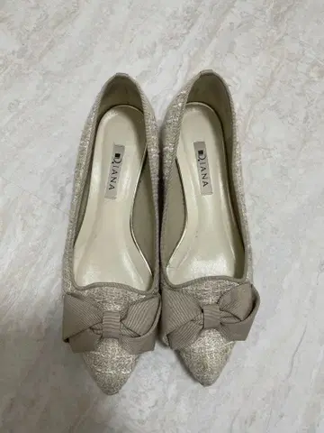 DIANA 베이지 리본 플랫슈즈 24.5