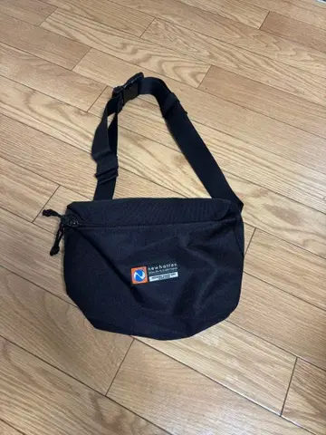 나일론 소재 블랙 바디백