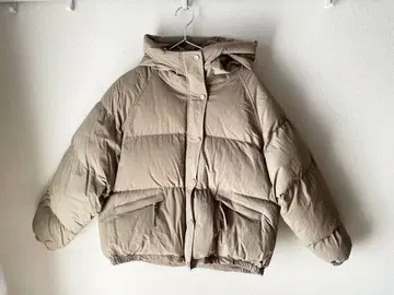 베이지 후드 부착 다운 자켓