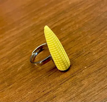 가챠가챠 콘 약 반지 영 콘 조니 뎁 착용