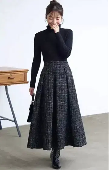 고베 레터스 라메 트위드 턱 플레어 스커트