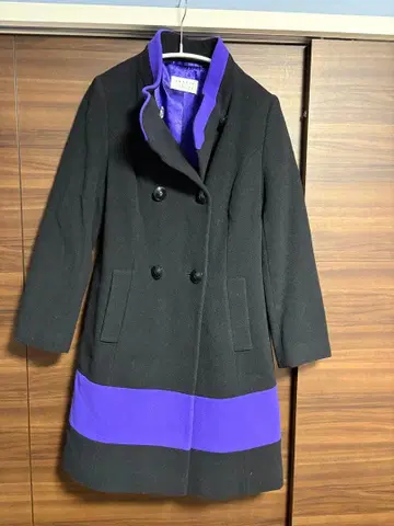 블랙과 보라색의 더블 브레스트 롱 코트