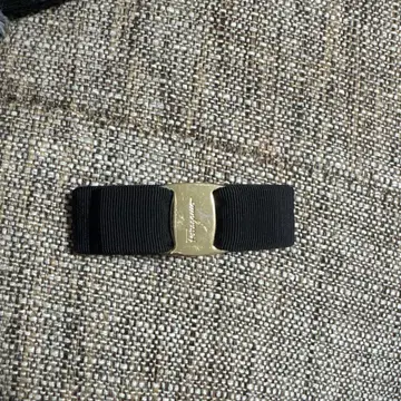 페라가모 바라 머리핀 리본 골드 금장 장식 블랙