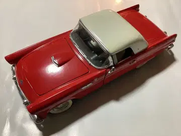 RoadTough 포드 빨간색 Thunderbird 1/18