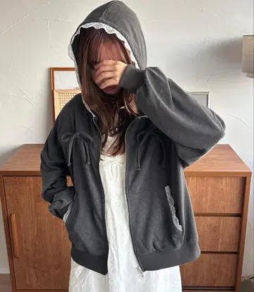 kutir 레이스 리본 더블 지퍼 후디 차콜 그레이
