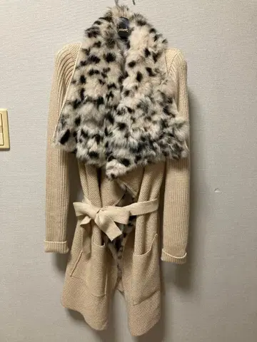 베이지 니트 롱 코트 퍼 포함