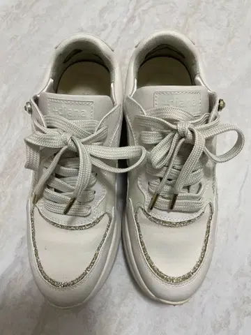 diana 24.5 통굽 스니커즈 화이트