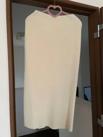 크림색 타이트 스커트 루카