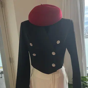 비쥬 버튼 부착 숏 기장 테일러드 자켓