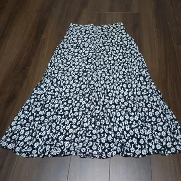 ZARA 블랙과 화이트 꽃무늬 플레어 스커트 M