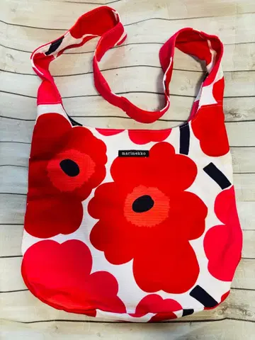 [ marimekko ] 레드 꽃무늬 숄더백