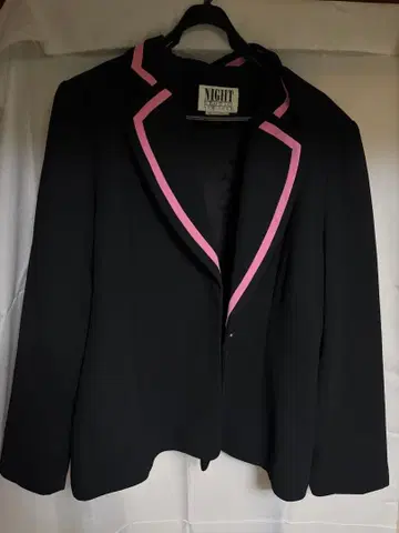 테일러드 자켓 블랙과 핑크