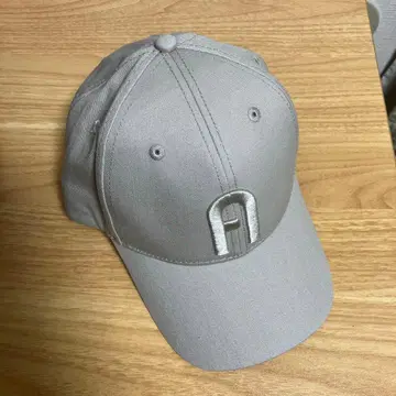 FURLA 캡 그레이 자수 로고