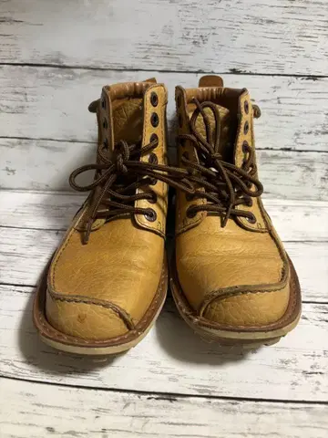 Clarks 베이지 하이컷 부츠