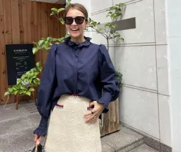 로지몬스터 루미에르 블라우스 프릴 칼라 블랙 FREE