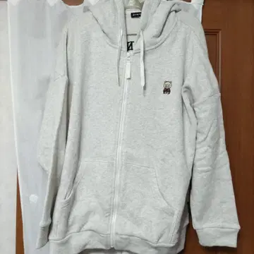 정가 13,200엔. 드럭 스토어즈 그레이 후드티 돼지 자수 와펜.