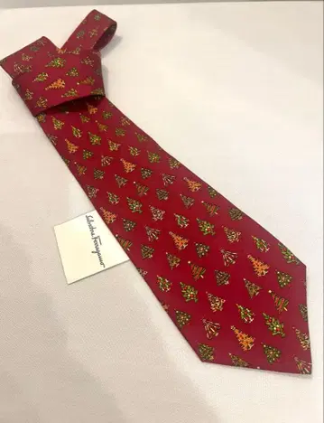 페라가모 넥타이 크리스마스 트리 패턴