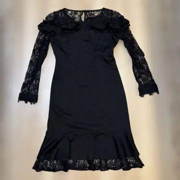프릴 달린 블랙 원피스