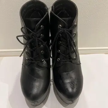 블랙 레이스업 부츠