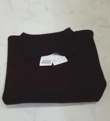 [ R2W/알투더블유 ] CROP TURTLE KNIT