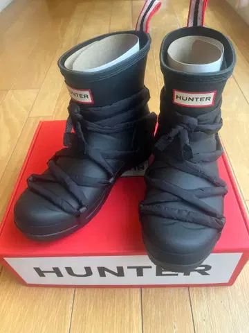 HUNTER 헌터 플레이 숏 기어 온 퍼프 스트랩 부츠