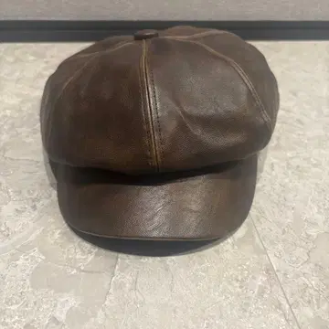 브라운 가죽 가공 헌팅 캡