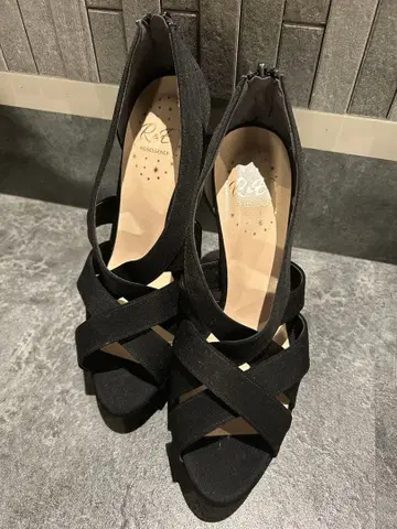 R&E 블랙 하이힐