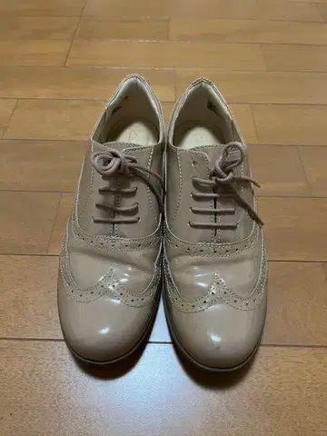 클락스 베이지 에나멜 옥스퍼드 신발