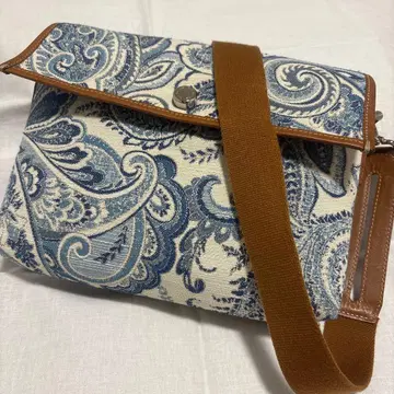 A VACATION 페이즐리 무늬 숄더백