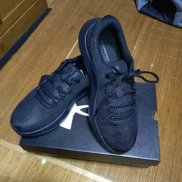 언더아머 러닝화 27cm 새상품 미사용품