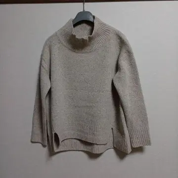 SWIN SWING 베이지 하이넥 니트 슬릿 포함