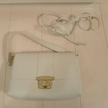 ONWARD 화이트 숄더백 가죽 골드 금장 장식