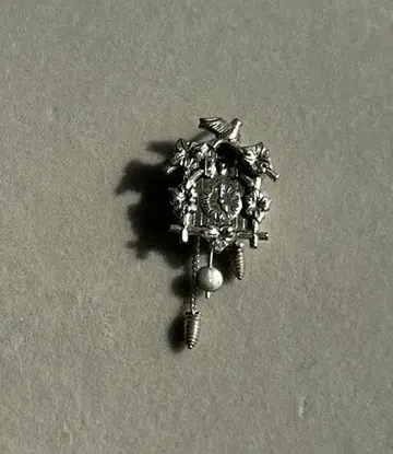 실버 시계형 참 추가 달린 것