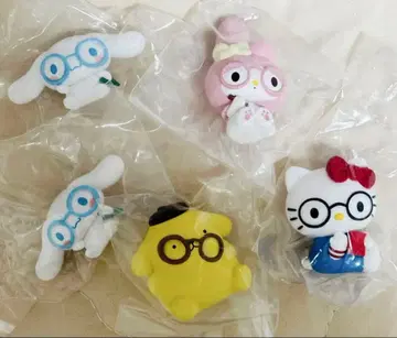 산리오 캡슐 토이 안경 쓴 아이 피규어