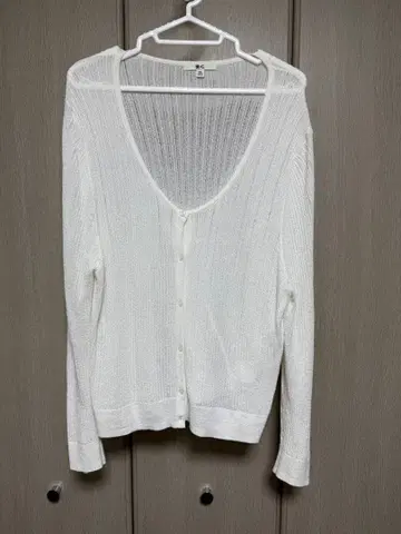 화이트 라운드넥 가디건