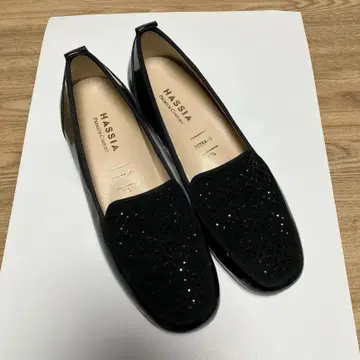 HASSIA 큐빅 에나멜 로퍼 3.5 블랙