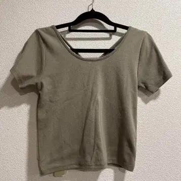 올리브 그린 반팔 V넥 상의