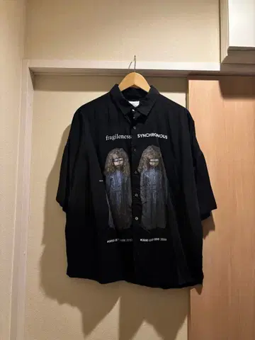 SHAREEF 그래픽 프린트 반팔 셔츠 블랙