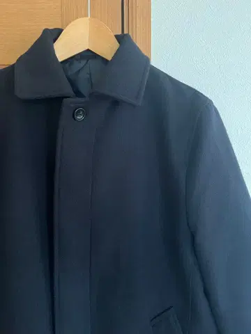 INHERIT 네이비 컬러 버튼 코트