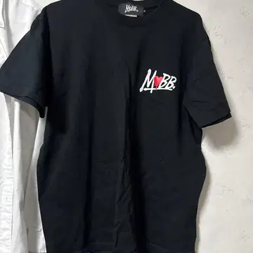 MOBB 블랙 T셔츠 하트 디자인