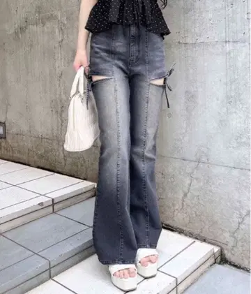 INGNI 사이드 리본 컷 아웃 플레어 데님 팬츠