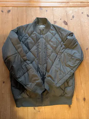 유니클로 x 화이트 마운티니어링 리사이클 하이브리드 다운