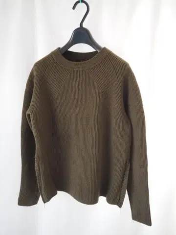 레킵 요시에 이나바 사이드 지퍼 크루넥 리브 니트