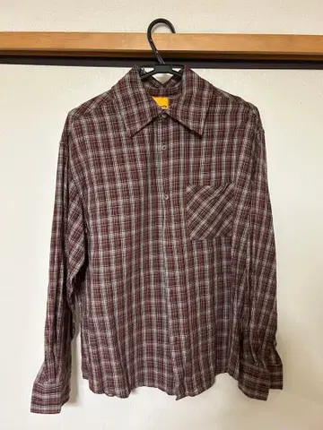 빨간색과 화이트 체크 무늬 긴팔 셔츠