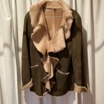 브라운과 옅은 핑크색 무스탕 코트 프릴 디자인